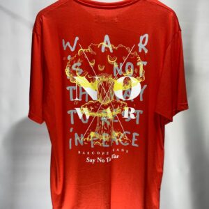 remera roja estampada