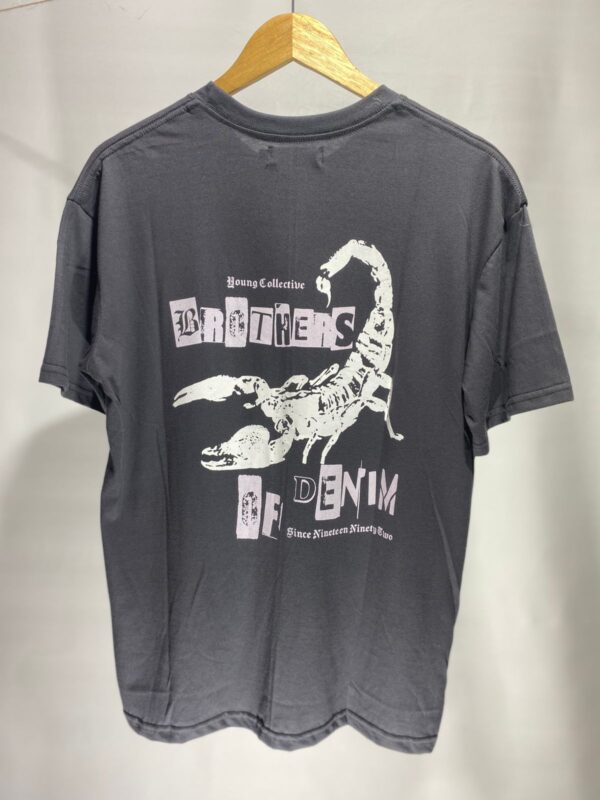 remera gris con escorpion
